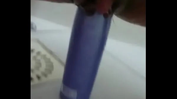 Nézze meg: Stuffing the shampoo into the pussy and the growing clitoris Power Tube