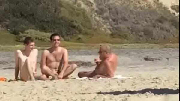 Mira Chicos atrapados masturbándose en una playa nudista power tube