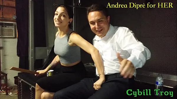 Assista A senhora Cybill Troy aperta as bolas de Andrea Diprè Power Tube