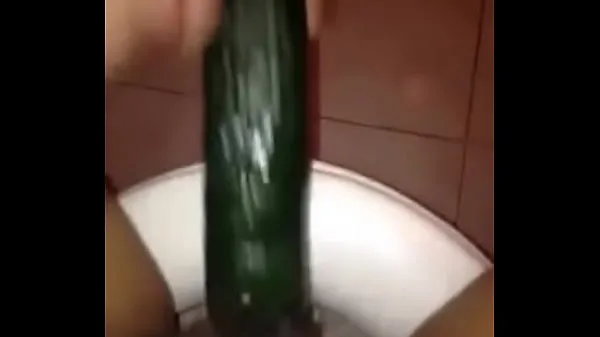 Mira chica masturbándose con pepino power tube