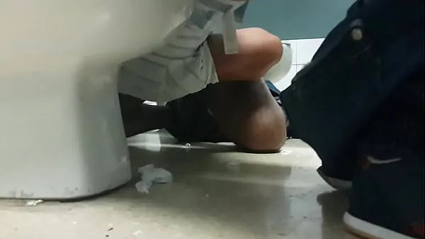 شاهد Chico mamando en toilet de terminal / Guy sucking and jerking off أنبوب الطاقة