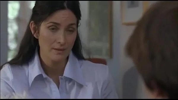 Посмотрите Carrie Anne Moss is fucked by guy who got tempted by her boobsPower Tube