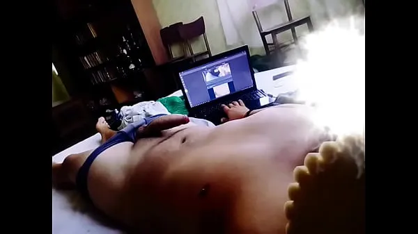 Regarder Young guy shoots huge load in his own mouthPower Tube