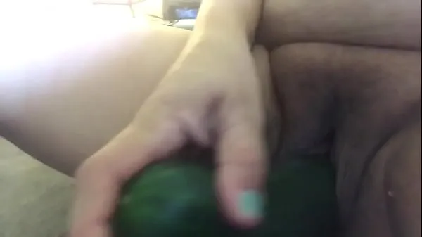 Güç Tüpü Wife Playing with Cucumber izleyin