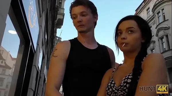 Guarda HUNT4K. Il povero ragazzo deve guardare il fantastico sesso della ragazza per soldipower Tube