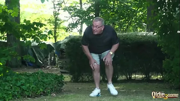 Regarder Grand-père pris en train de se branler par 2 jeunes gars et obtient le meilleur trio de sa viePower Tube