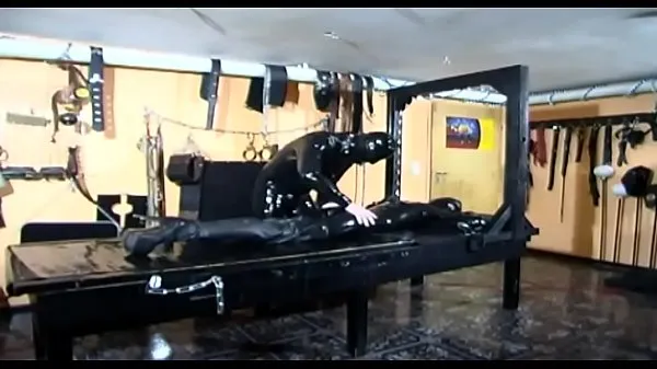 Guarda Schiava in latex ha uno speciale trattamento bondage dalla sua padronapower Tube