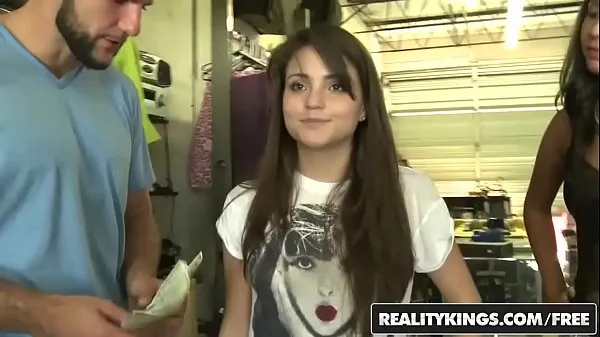 Παρακολουθήστε το Cute teen (Cara Swank) and her friend share a dick for a lil cash - Reality Kings power Tube