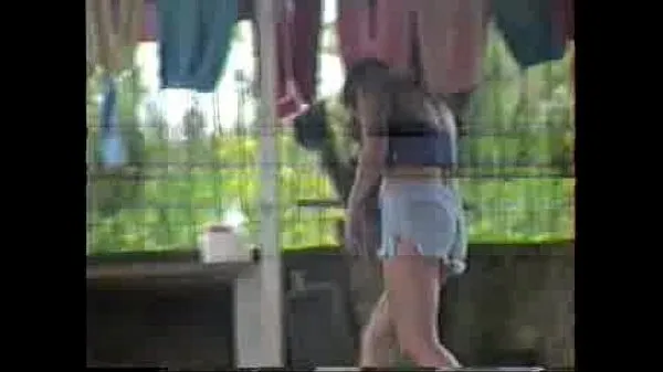 Sledujte Sula laying out clothes in the backyard in short shorts power Tube