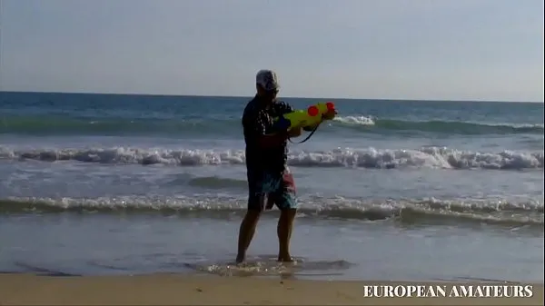 Guarda La mia fidanzata in spiaggia con in culo il cazzo del bagninopower Tube