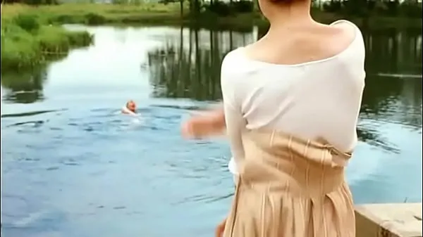 Mira Irina Goryacheva desnuda nadando en el lago power tube