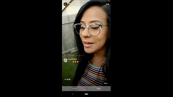 Bekijk Husband surpirses IG influencer wife while she's live. Cums on her face Power Tube