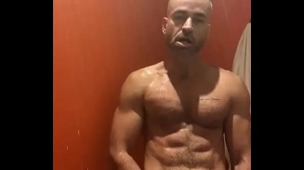 Mira Masturbación en la ducha en el gimnasio power tube