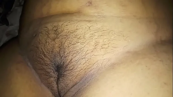 Mira El hermoso coño hinchado de pelo claro de la esposa entre el muslo cremoso power tube