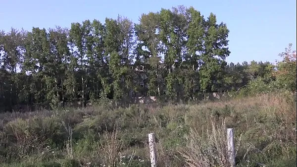 Assista A morena adora passear em lugares públicos de saia curta sem calcinha, e depois se masturbar em um lugar recluso ao ar livre Power Tube