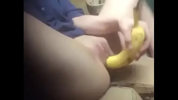 Xem y. toys her wet pussy with banana ống điện