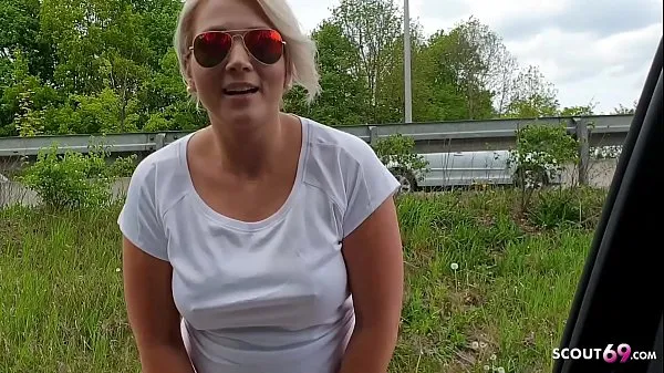 Regarder Jogger blonde excitée suce la bite d'étrangers dans la voiture alors qu'elle se rendait à la gare - voiture allemandePower Tube