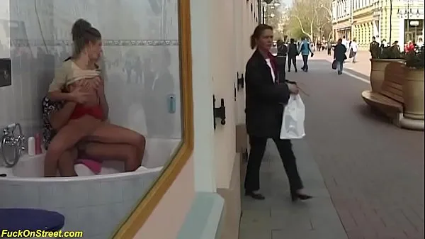 Regarder anal rude extrême à la rue commerçante publiquePower Tube