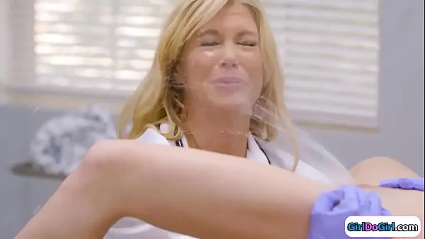 دیکھیں Busty milf doctor examines her young patient and applies pressure on her of a sudden her patient squirts in her face and soaks her with pussy horny she fingers for more patient licks her and in a 69er she squirts again پاور ٹیوب