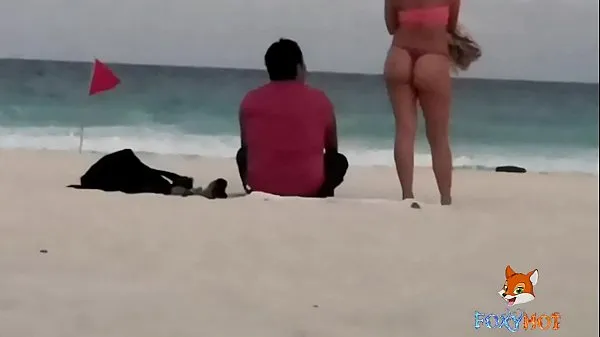 Assista Mostrando o cuzinho em uma tanga na praia e esquentando os homens, apenas dois ousaram me tocar (Vídeo completo em premium xvideos channel Power Tube