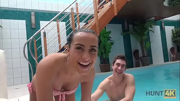 Mira HUNT4K. Joven guarra desagradable chupa polla y es golpeada en la piscina power tube