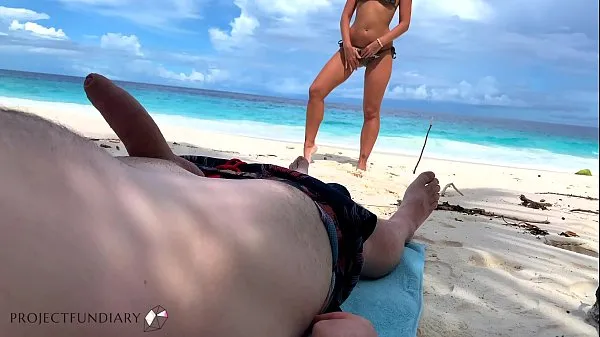 Sehen Sie sich Strandbaby reitet den Hahn eine paradiesische InselPower Tube an