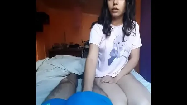 Assista Ela com uma camisa da Alice no País das Maravilhas se aproxima para me fazer um boquete até me convencer a colocar o pênis dele em sua vagina Power Tube