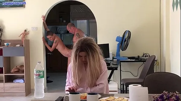 Regarder Une belle-fille amateur coquine s'est cachée dans le réfrigérateur et s'est fait enculer par son beau-père pendant que maman regardait la télévisionPower Tube