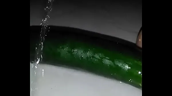 Mira Se masturba con un pepino hasta acabar power tube