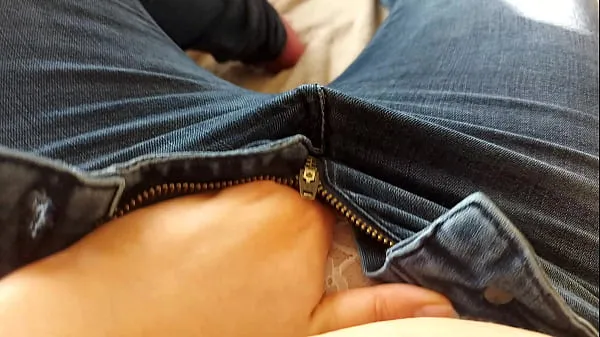 Mira Masturbación 4K en jeans con orgasmo power tube