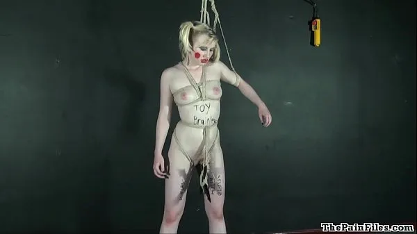 Sehen Sie sich Bizarre lesbische Bondage und blondes Fetisch-Model Satine Spark lezdom demütigenPower Tube an