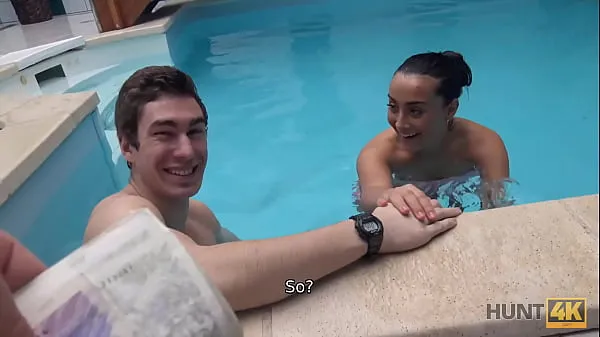 Mira HUNT4K. Morena delgada tiene sexo con extraño en la piscina cerca de su hombre power tube