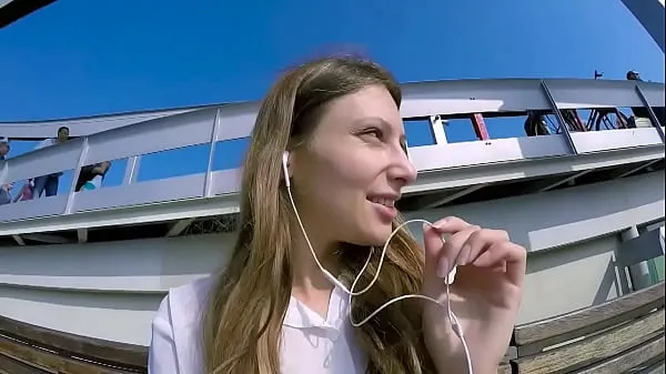 Regarder Talia Mint joue en public avec un jouet télécommandé au téléphone avec un ventilateurPower Tube