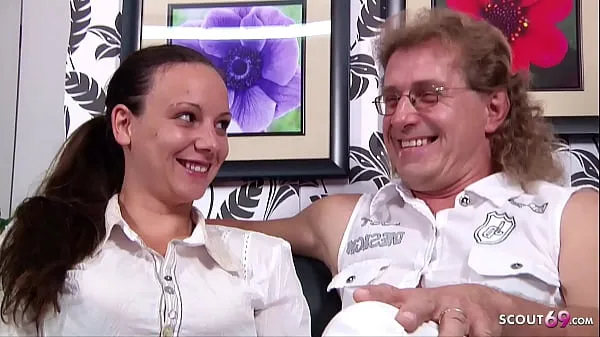 Посмотрите Зрелая немецкая пара занимается первым сексом в тройничке с ММЖ с куколдомPower Tube