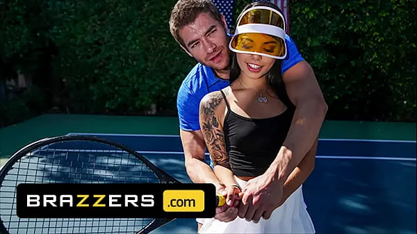 Obejrzyj Xander Corvus) Massages (Gina Valentinas) Foot To Ease Her Pain They End Up Fucking - Brazzerslampę energetyczną