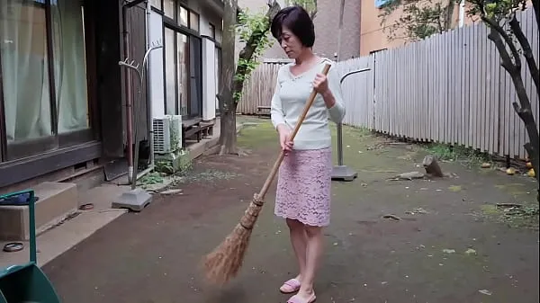 Guarda Noguchi prese un attimo di respiro alla vista ammaliante. La casa di un amico che è venuto a giocare. Noguchi vede la madre della sua amica, Miyako, fare sesso al telefono. La testa di Noguchi, che è stata voyeurizzata con uno smartphone, hapower Tube