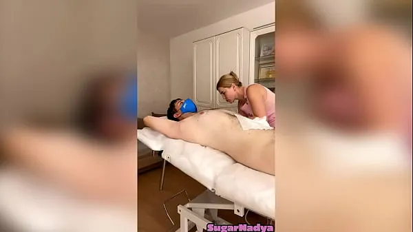 Mira Video de entrenamiento de depilación de Russian Mistress, le quita el vello a su cliente, él no siente dolor power tube