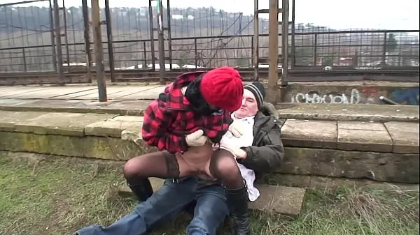 Regarder Beau-père baisé jeune fille en plein airPower Tube