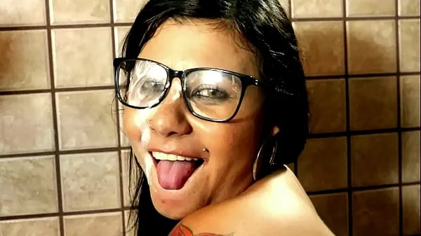 Guarda La bruna più sexy del ha succhiato la mia Rola e io le siamo venuti in facciapower Tube