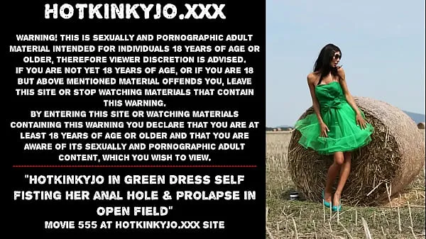 Nézze meg: Hotkinkyjo in green dress self fisting her anal hole & prolapse in open field Power Tube