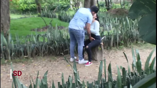 Xem SPYING ON A COUPLE IN THE PUBLIC PARK ống điện