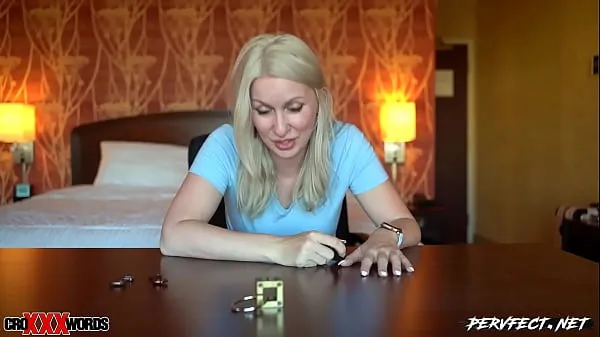 Regarder La bimbo blonde joue avec des puzzles tout en jouissantPower Tube