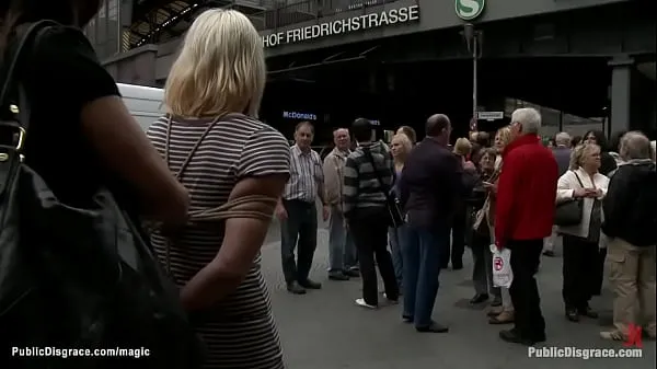 Assista Loira de seios nus em público Power Tube