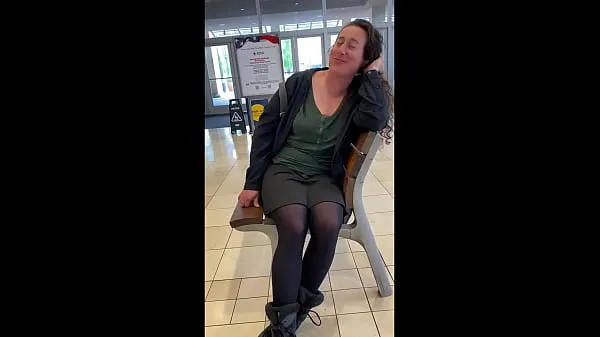 Regarder Jouer en public avec un jouet sexuel télécommandé Lovense LushPower Tube