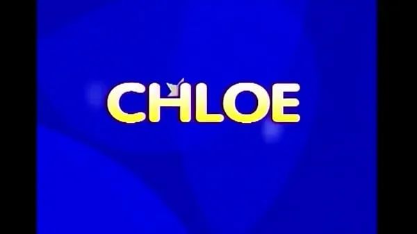 Посмотрите Chloe 18 мастурбирует соло, глядя в камеруPower Tube