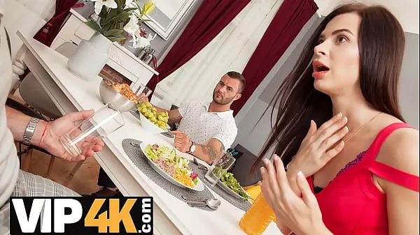 Assista CAÇA4K. Babe conhece o pau do marido e quer experimentar o do amigo Power Tube