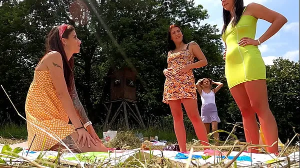 Regarder Sexy et Hot Shaved Pussy Girls dans Flirty Sundress Jupes courtes jouant à des jeux. Belles filles aux gros seins et au gros cul font la fête à l'extérieur en jouant à des jeux et en essayant des culottes et PAS DE CPower Tube