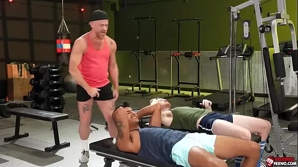 Mira Apollo y Logan se meten el puño después del entrenamiento power tube