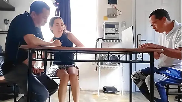 Regarder Pendant que le cocu fait le calcul, sa femme infidèle draine le sperme de l'entrepreneur sous la tablePower Tube