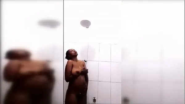 Regarder Une mignonne noire aux seins énormes prend une douchePower Tube